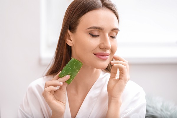 https://www.bano.makeup/uploads/media/mag/1403-4-1/Properties and how to use aloe vera for pimples and blemishes.jpg